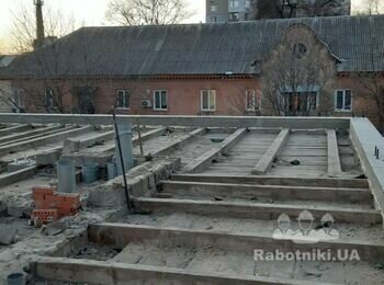 Достройка дополнительного этажа на административном здании. Заливка пояса.