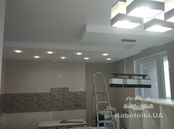 Произведен монтаж натяжного потолка, а также монтаж светильников.