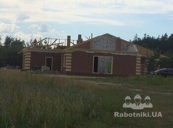 07.06.2019 - Змонтовано залізобетонне перекриття круглопустотними панелями. Домуровуються вентканали та підтримуючі стіні. Монтаж дерев‘яного каркасу покрівлі.