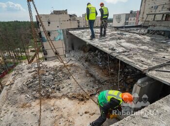 Ручний розбір прольоту дев'ятиповерхівки, Ірпінь